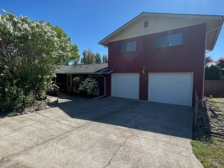 2250 32nd Ave — Photo 1