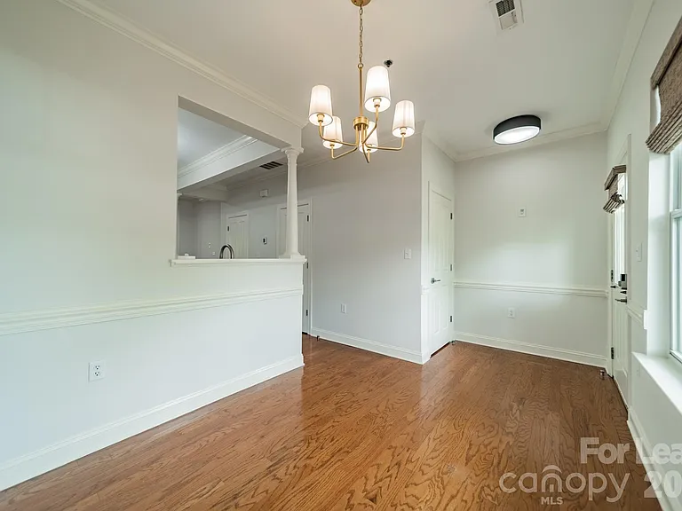 642 E 9th St — Photo 18