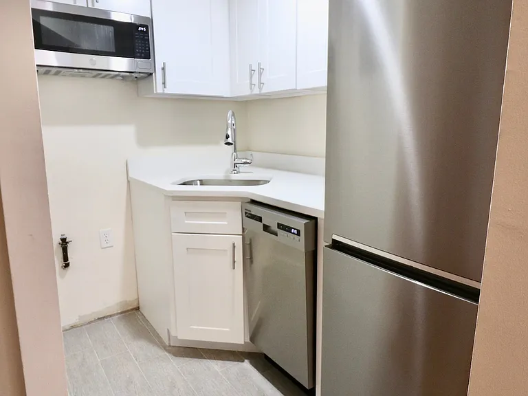 159 W 75th St #2R — Photo 4
