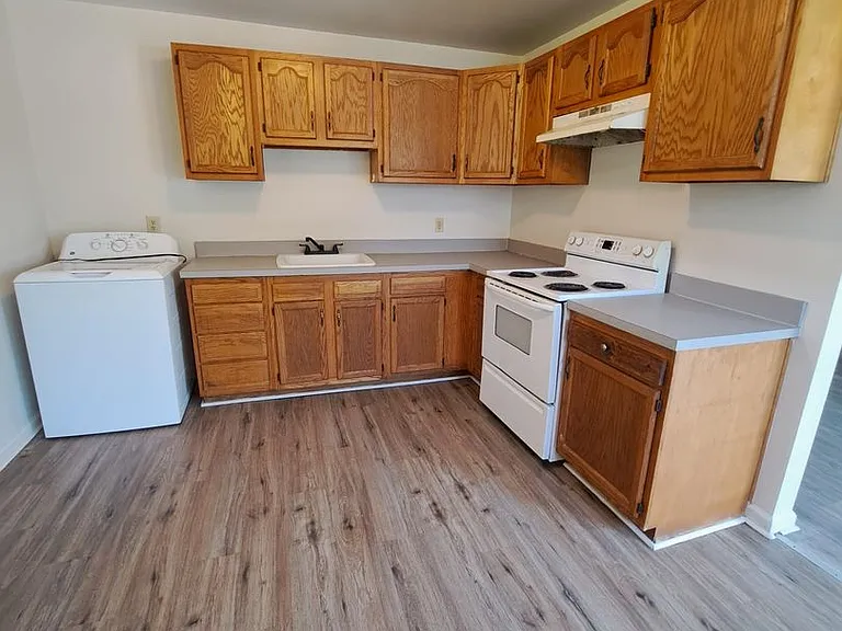 545 McLean St — Photo 4