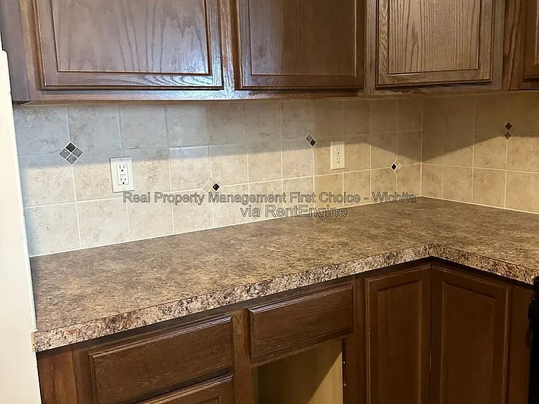 1548 W Hickory St — Photo 7