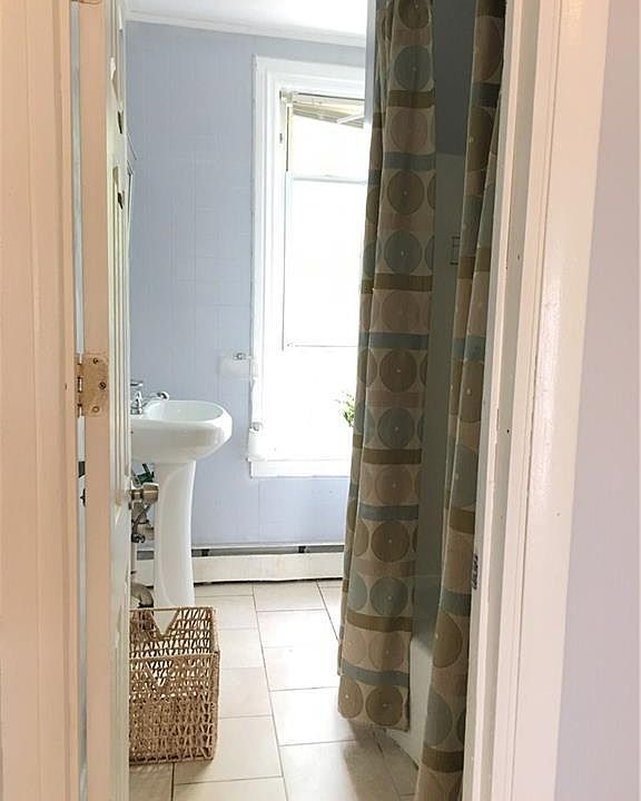 2nd image of 905 Manton Ave #2