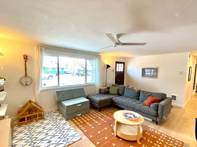 1213 NE Hollinshead Dr — Photo 4
