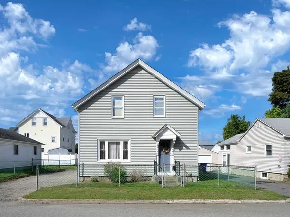 28 Gardner St, Pawtucket, RI 02861