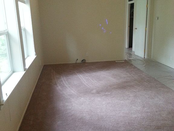 Living Room w/vaulted ceilin