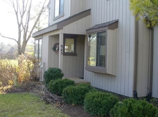 945 Fairway Cir, Lake Barrington, IL 60010