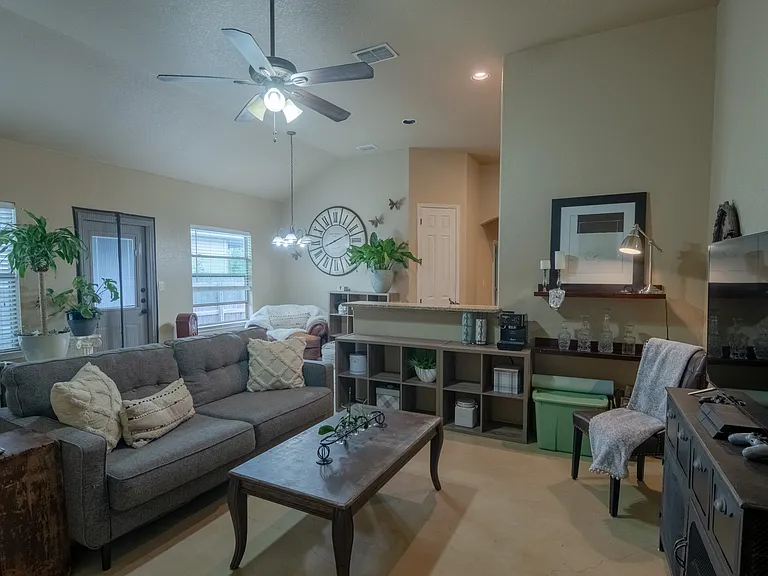 1091 Carolyn Cv — Photo 2