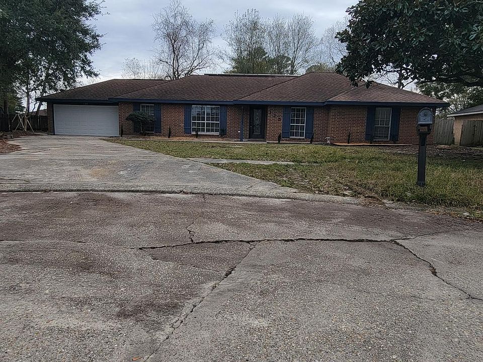 Sprawling Possible 5 Bedroom, 2 Full Bathroom Home On Quiet Cul De Sac