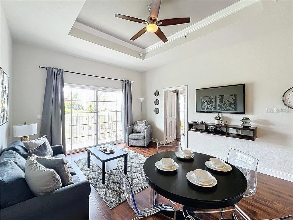 3 bed, 3.0 bath, 2124 sqft, $2,700 — Photo 4