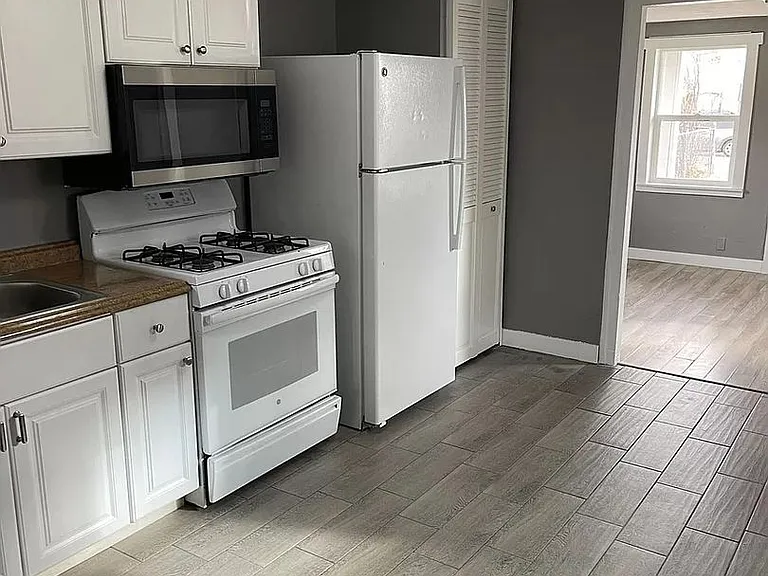 389 S Newton St — Photo 2