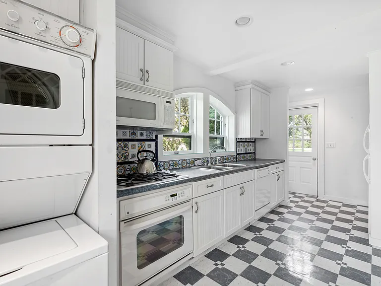37 Beach Ln — Photo 24