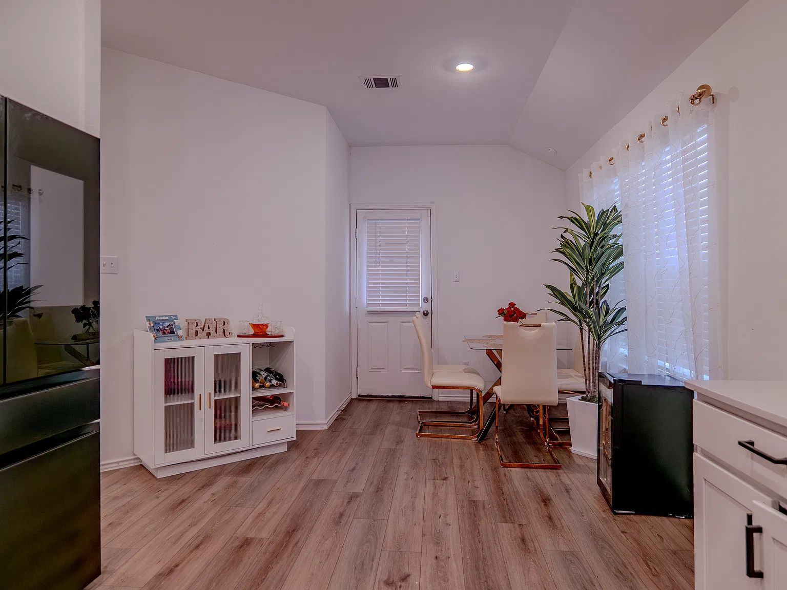 3 bed, 1481 sqft, $2,000 — Photo 2