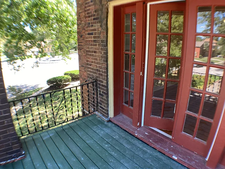 2732 Charlotte St — Photo 6