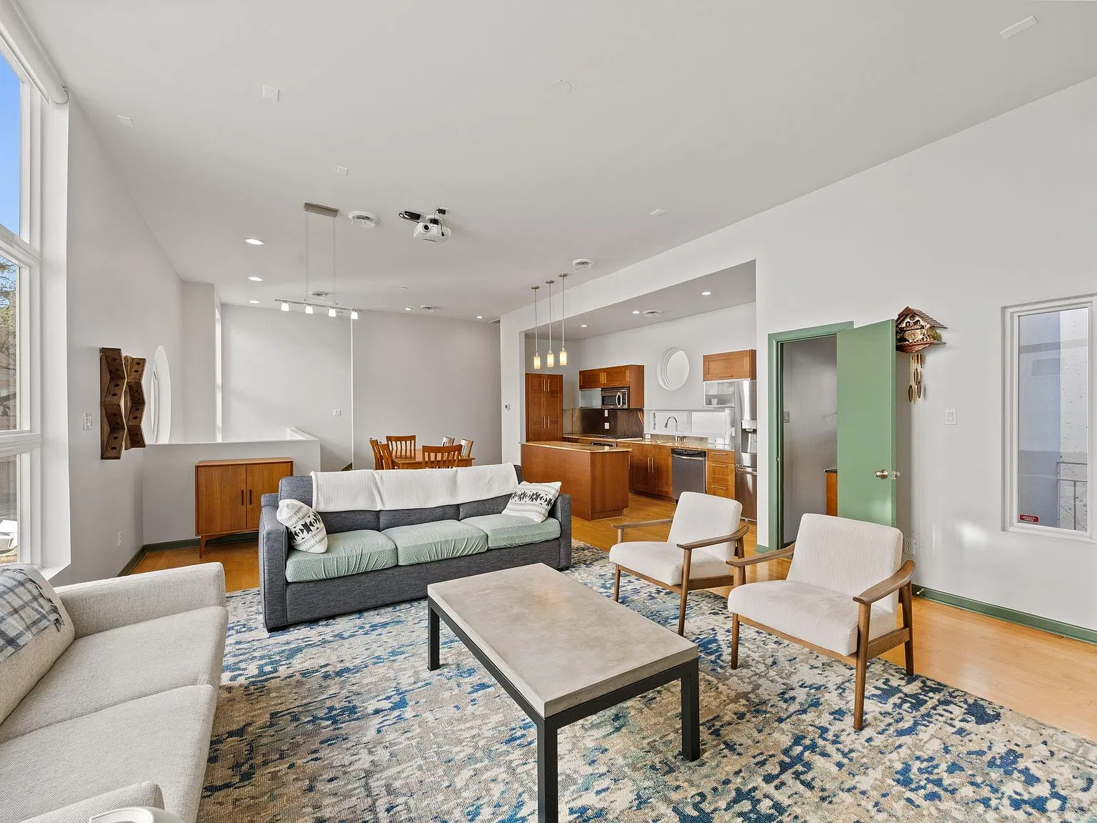 3 bed, 3.5 bath, 2005 sqft, $2,700 — Photo 3