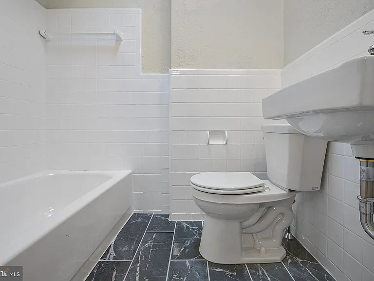 505 Stratford Rd — Photo 9
