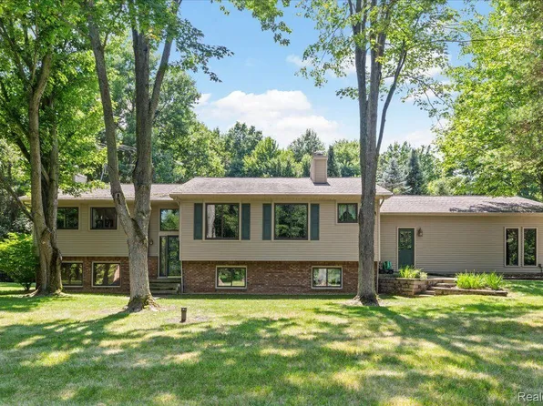 4760 Oak Ridge Trl, Oxford, MI 48371
