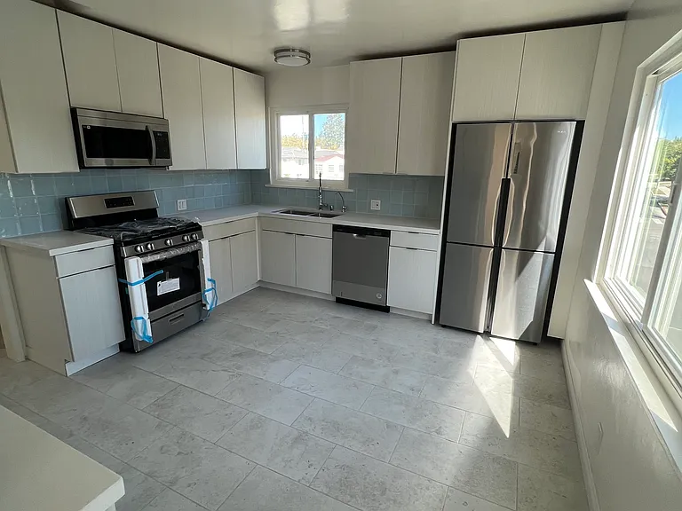 San Vicente Apartments — Photo 9