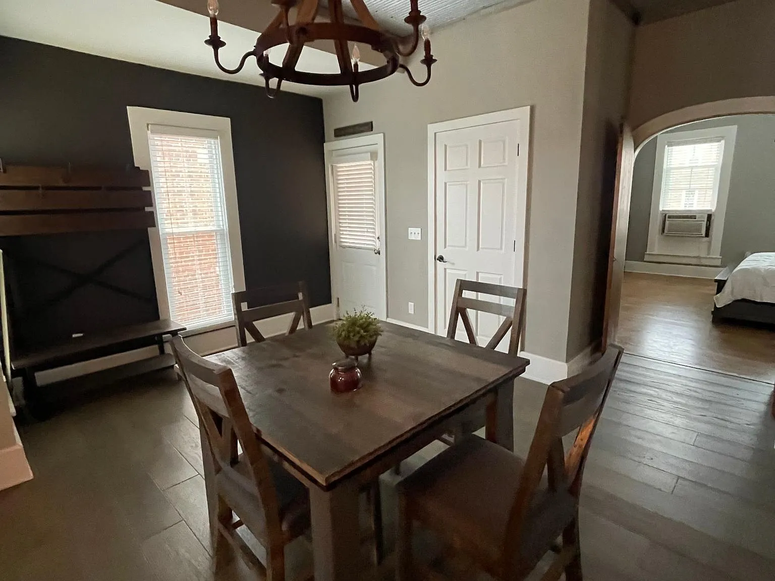 813 Steubenville Ave — Photo 2