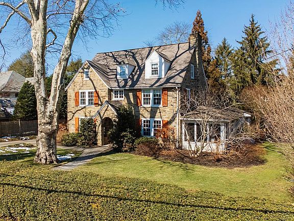 3rd image of 621 Pembroke Rd