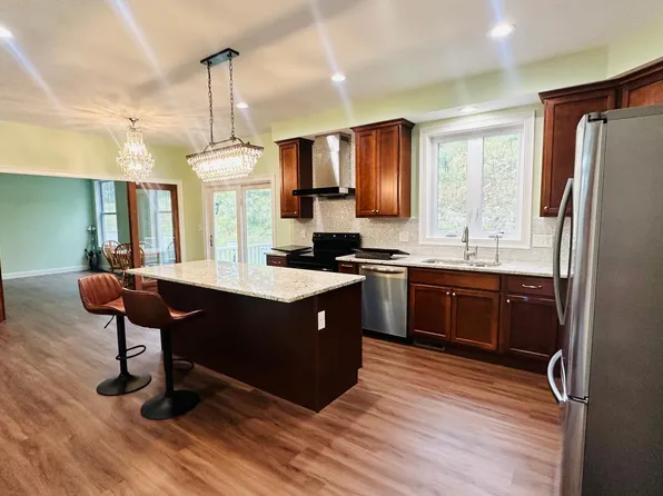 15 Sprague Mill Rd, Bedford, NH 03110