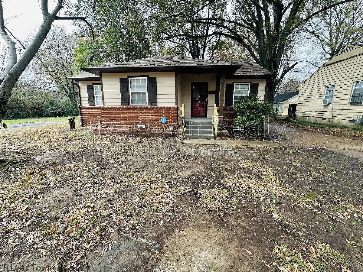 4 bed, 2.0 bath, 1352 sqft, $1,295 — Photo 1