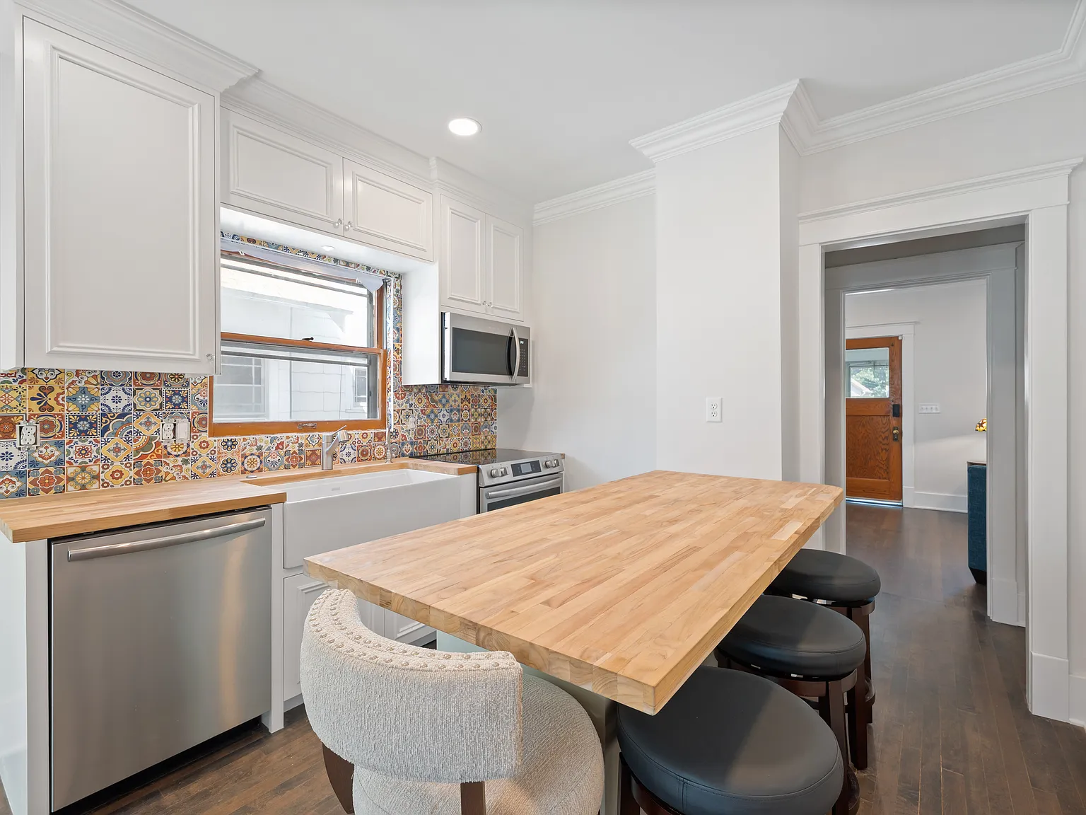 4 bed, 1886 sqft, $2,800 — Photo 2