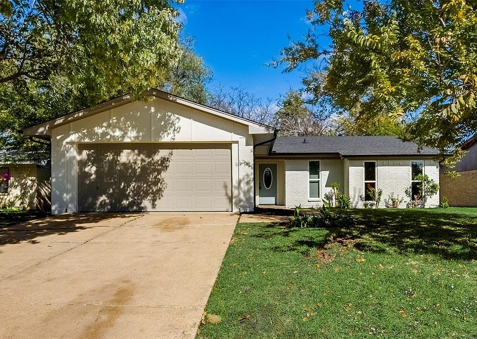 1st image of 326 Hawthorne Ln