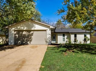 326 Hawthorne Ln, Grand Prairie, TX 75052