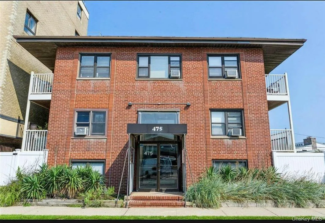 Building Photo - 475 W Broadway #B2