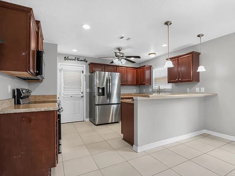 451 Eisenhower Dr — Photo 4