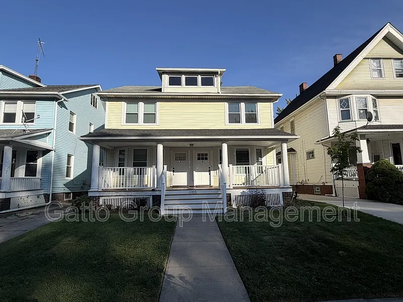 1305 W 106th St