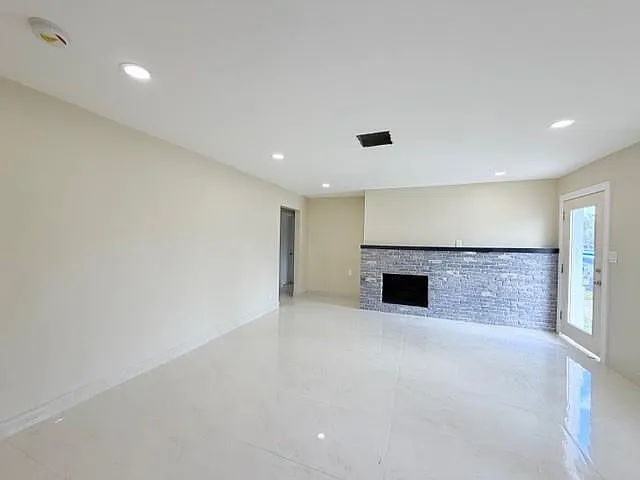 53 NE 16th Pl — Photo 13
