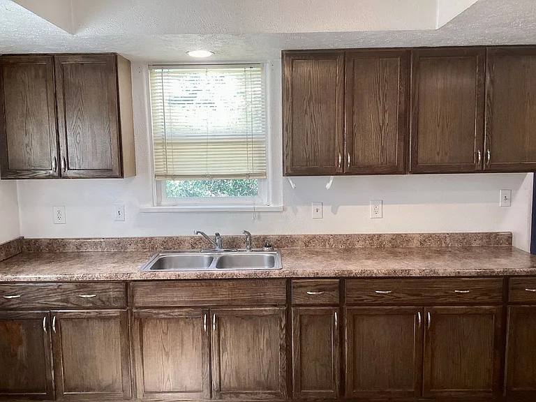 1803 Siskiyou St — Photo 4
