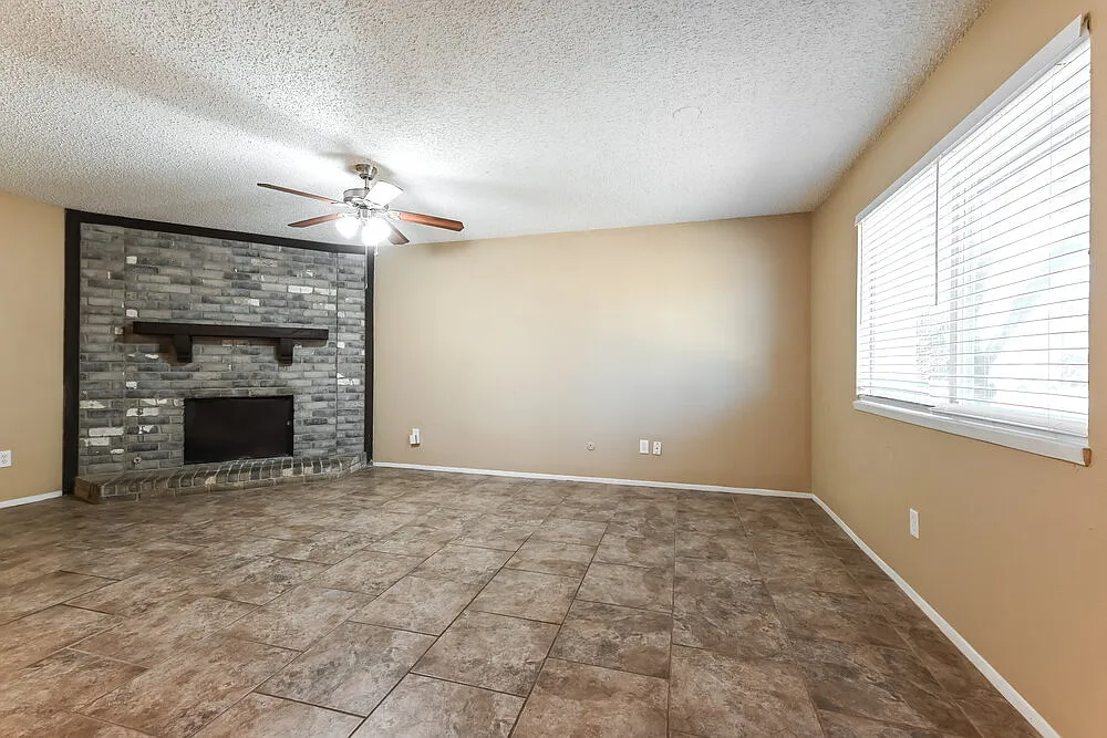 3 bed, 2.0 bath, 1229 sqft, $2,125 — Photo 4