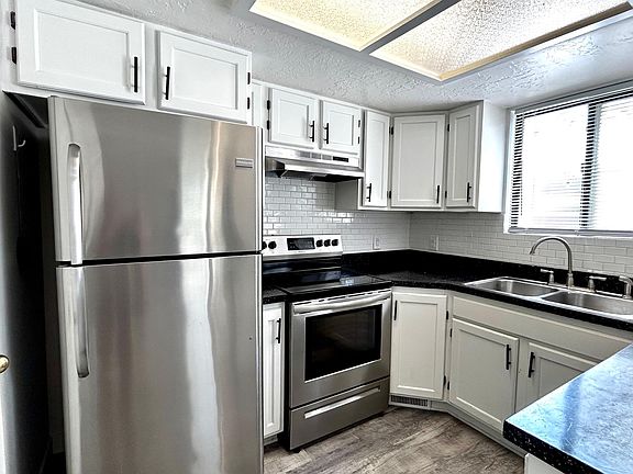 3rd image of 709 W Jackson Park Pl