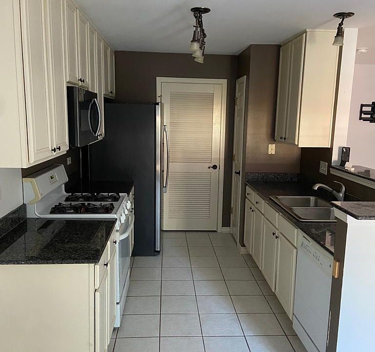 1st image of 905 Enfield Dr #1