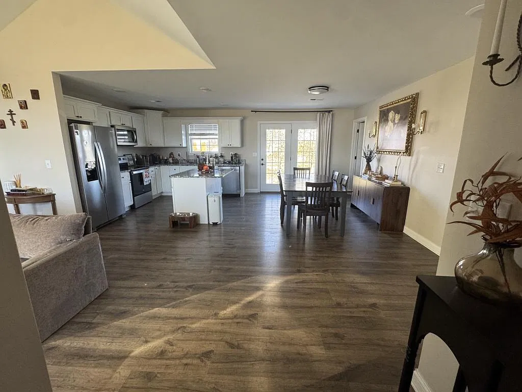3 bed, 1400 sqft, $2,250 — Photo 2