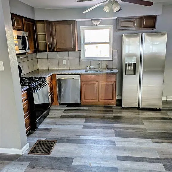 11009 Ivan Ave — Photo 2