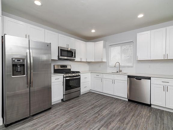 4th image of 2432 E Amelia Ave