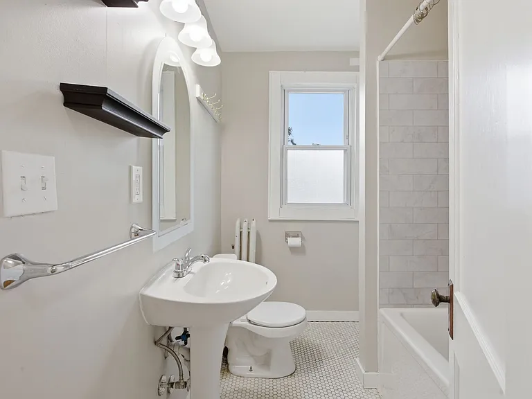 2823 Queen St — Photo 22