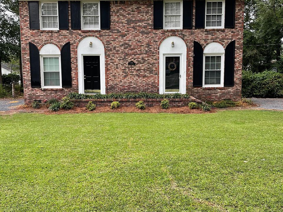 Front of townhouse. The left side is the one available to rent.