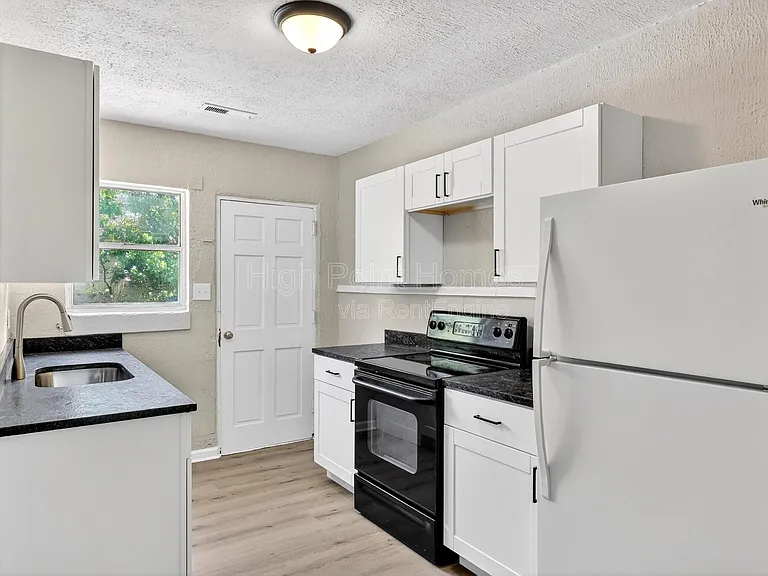 437 Carver Ln — Photo 2