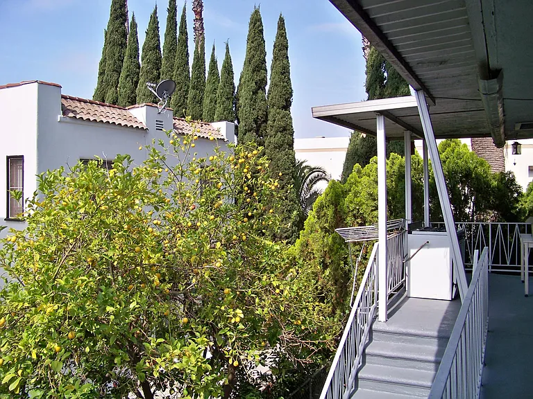 1422 N Serrano Ave #7 — Photo 2