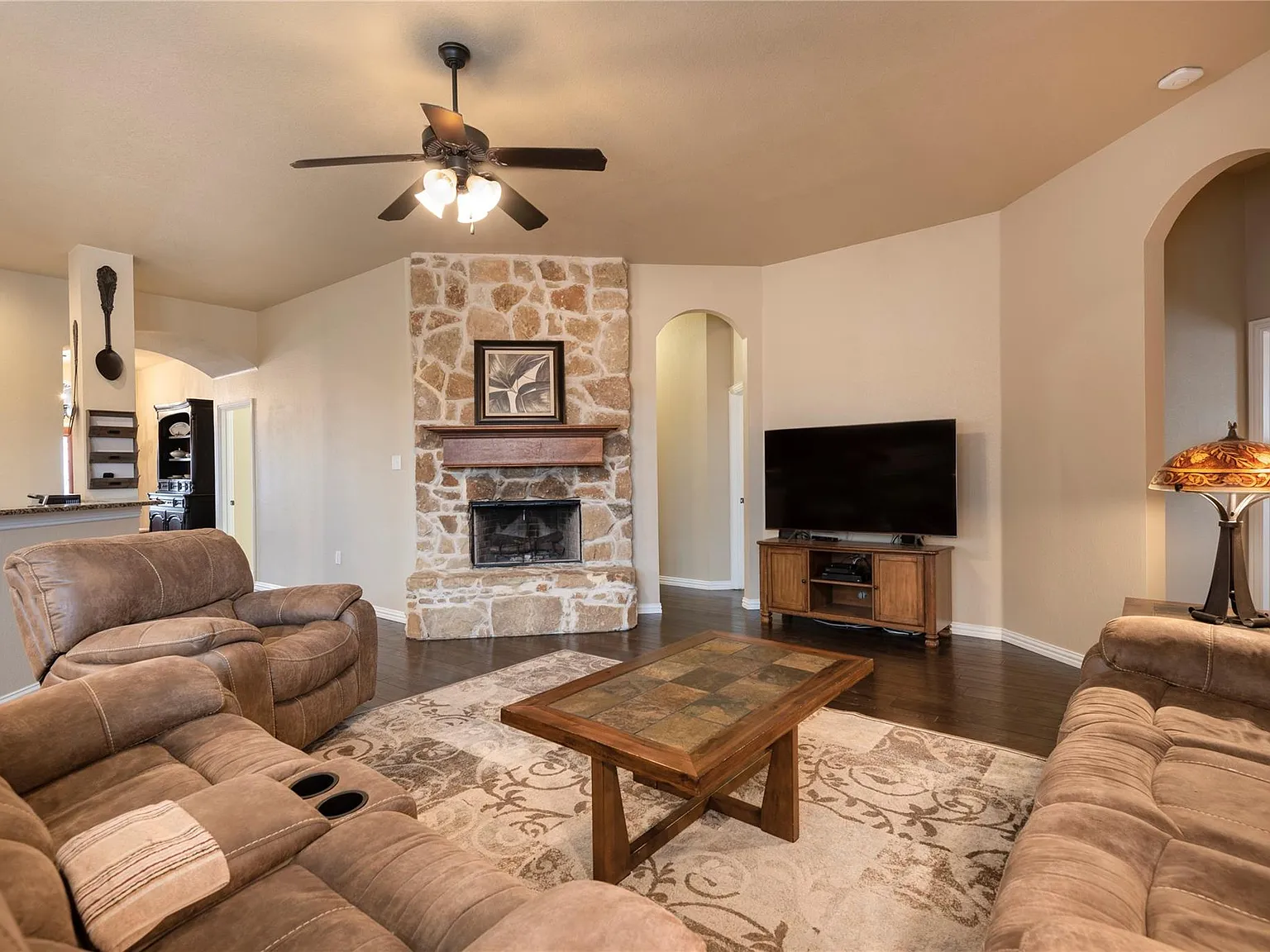 4 bed, 2057 sqft, $2,200 — Photo 4