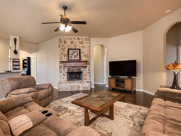 4th image of 1010 Churchill Dr