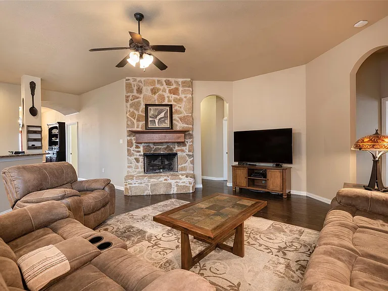 1010 Churchill Dr — Photo 4