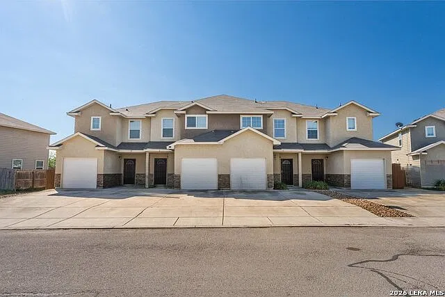 3 bed, 2.5 bath, 1300 sqft, $1,450 — Photo 2
