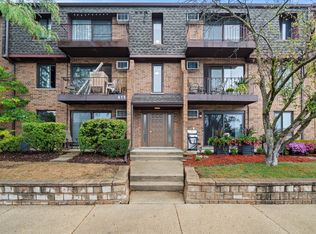 615 N Briar Hill Ln APT 1, Addison, IL 60101