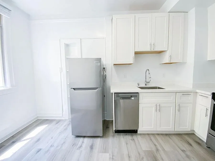 Bright Newly Renovated Large 1 Bedroom Apartment! — Photo 4