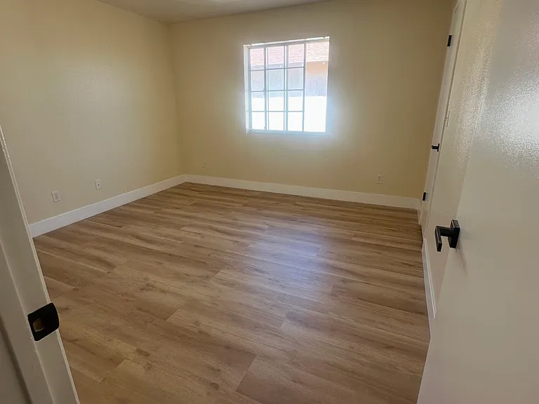 481 W Commercial Ave — Photo 9
